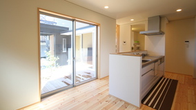 庭を囲むＬ型プランの家