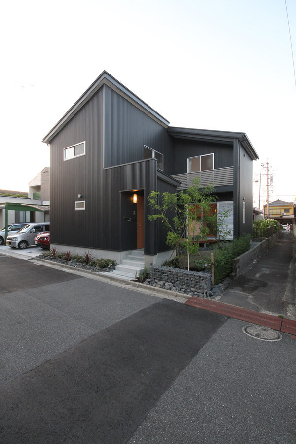 庭を囲むＬ型プランの家