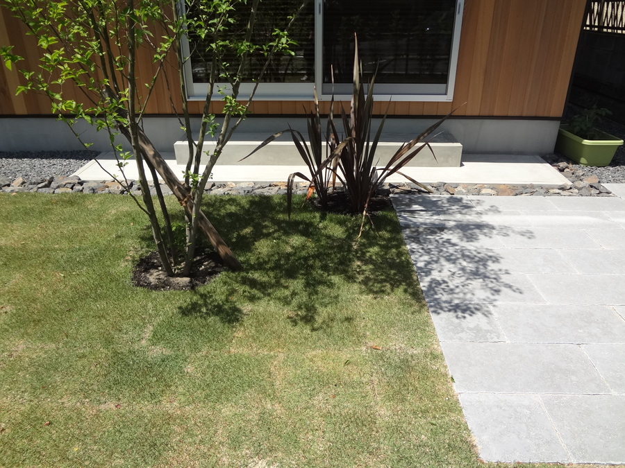 角地に建つ箱型の家