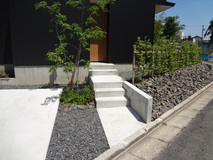 角地に建つ箱型の家