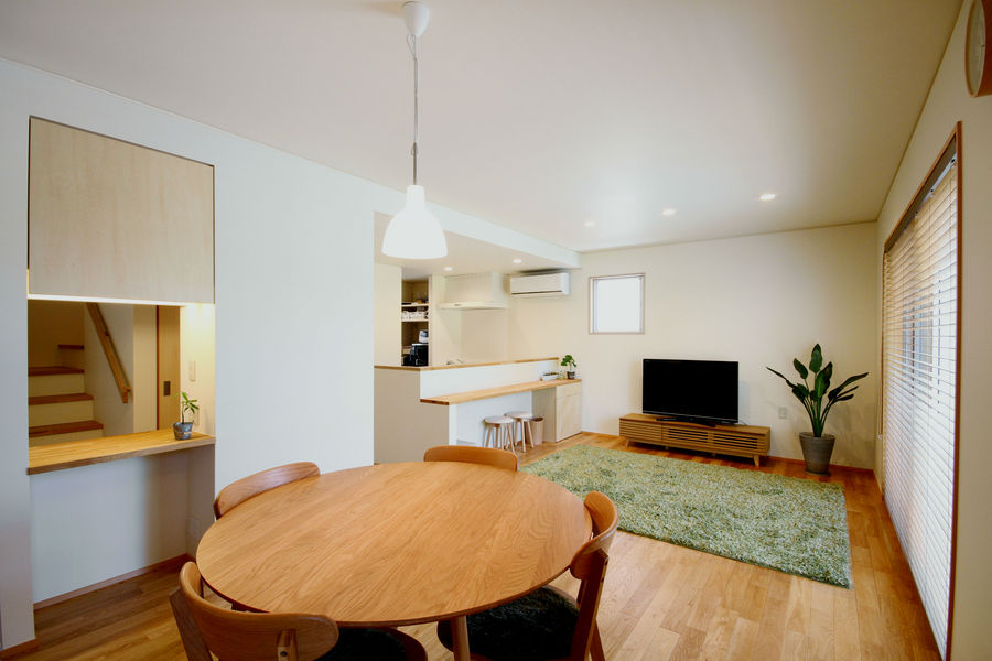 角地に建つ箱型の家