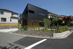 角地に建つ箱型の家