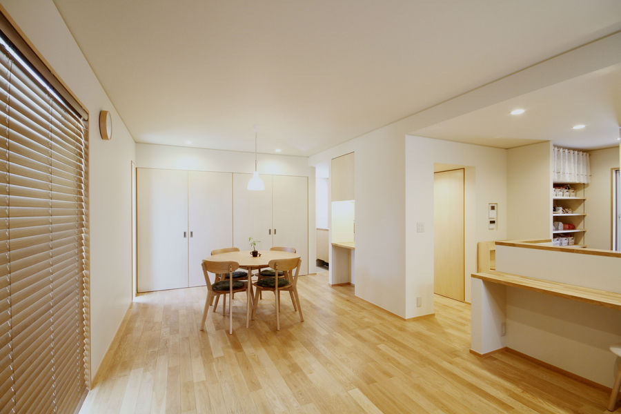 角地に建つ箱型の家