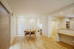 角地に建つ箱型の家