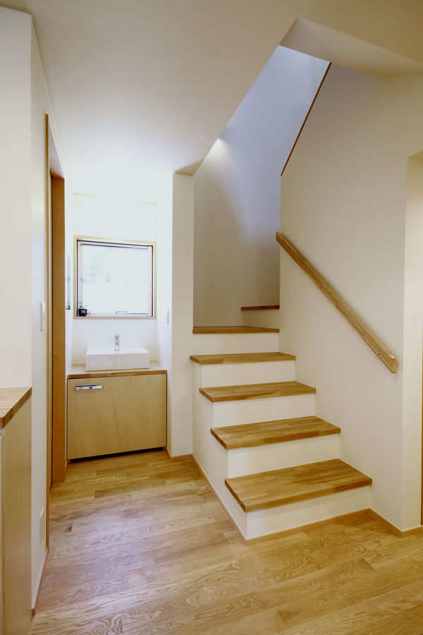 角地に建つ箱型の家