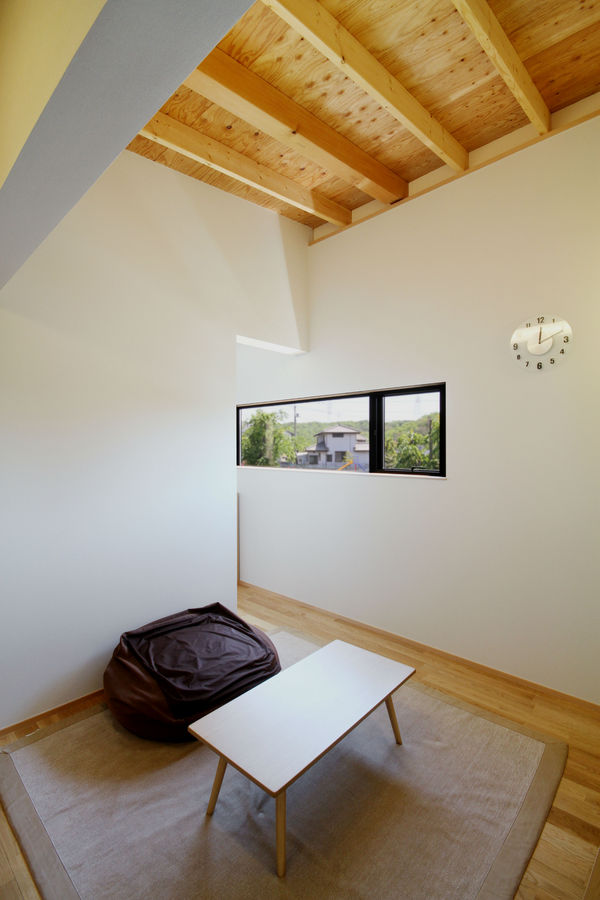 角地に建つ箱型の家