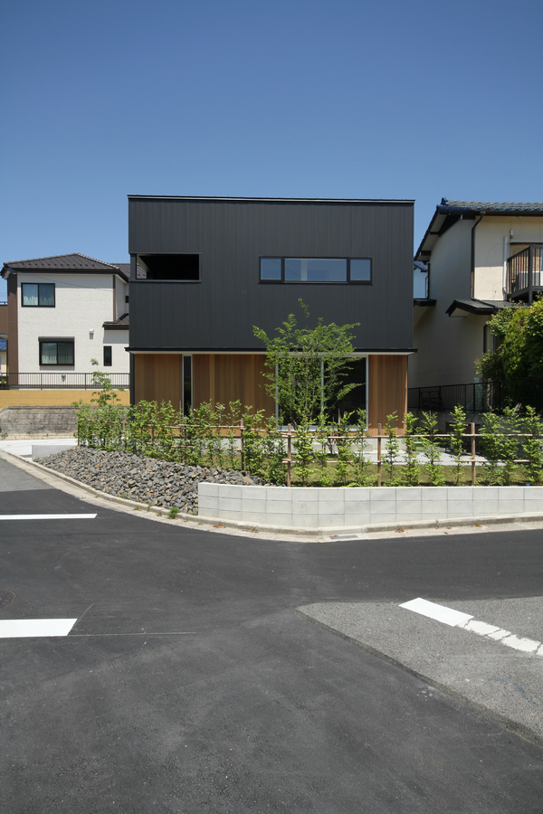 角地に建つ箱型の家