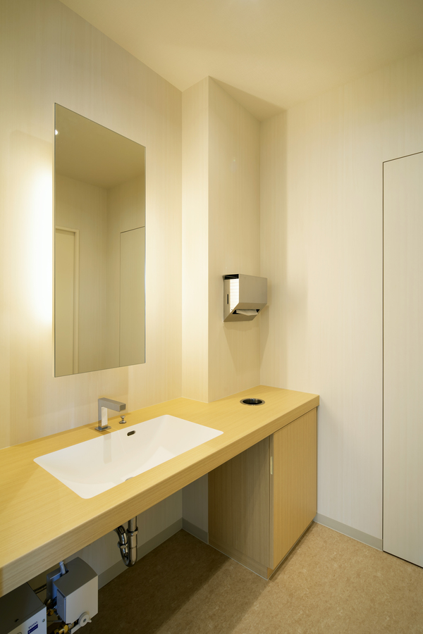 大きな庇で迎えるクリニック