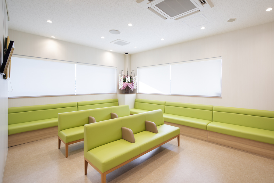 大きな庇で迎えるクリニック