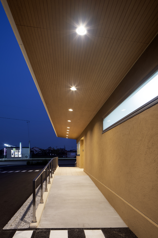 大きな庇で迎えるクリニック