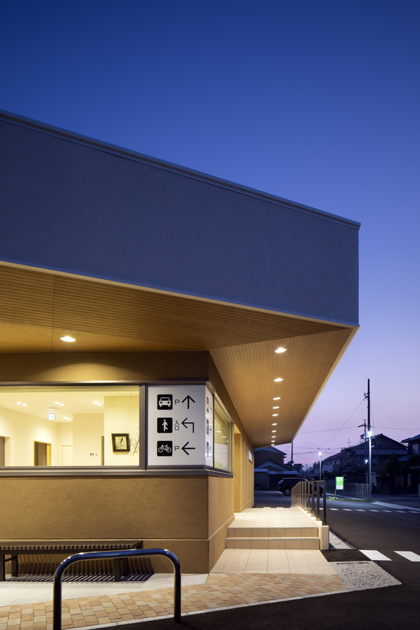 大きな庇で迎えるクリニック