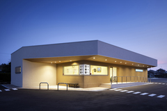 大きな庇で迎えるクリニック