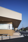 大きな庇で迎えるクリニック