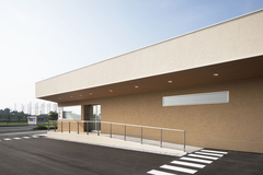 大きな庇で迎えるクリニック