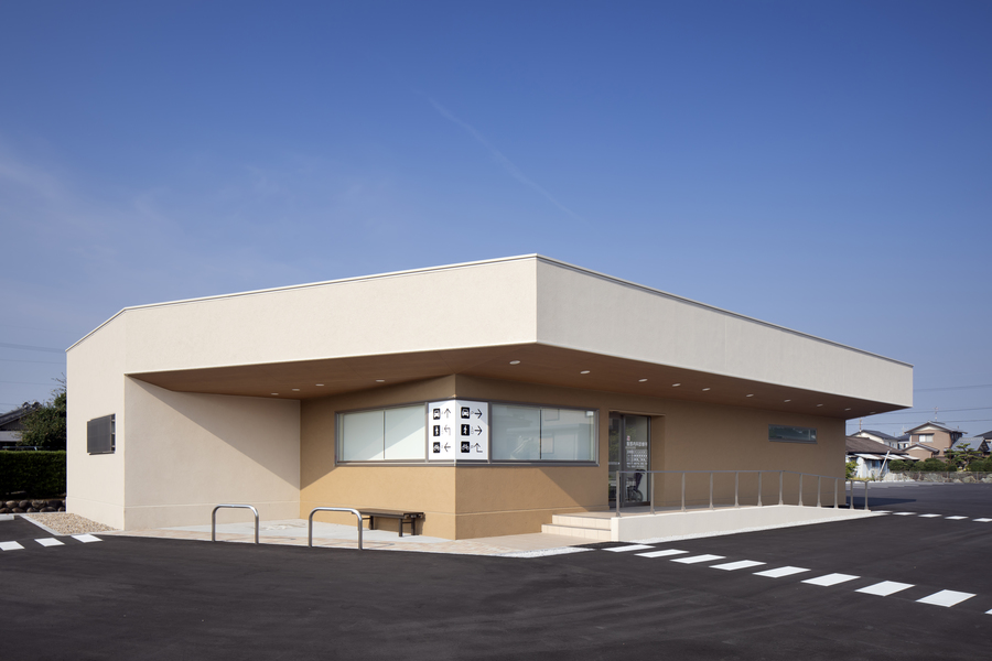 大きな庇で迎えるクリニック