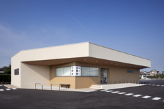 大きな庇で迎えるクリニック