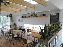 グリーンが彩るカフェ併設のパン屋さん