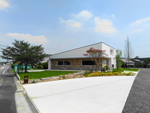 グリーンが彩るカフェ併設のパン屋さん