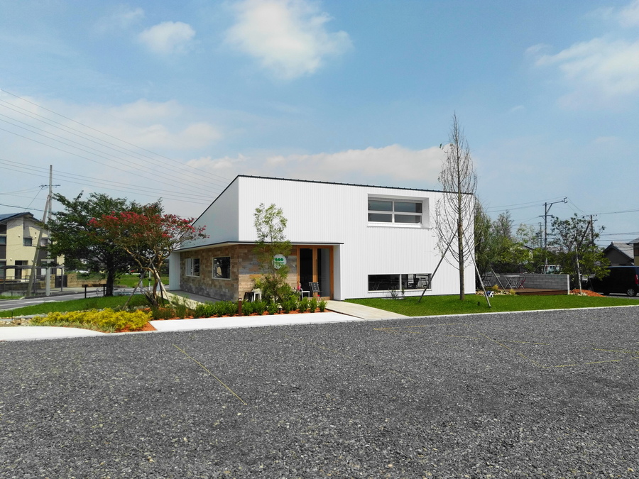 グリーンが彩るカフェ併設のパン屋さん