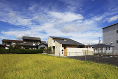 中庭を設けた「コ」の字プランの家