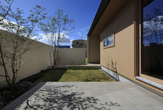 中庭を設けた「コ」の字プランの家