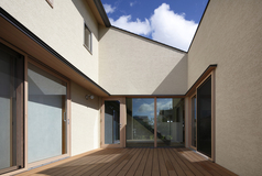 中庭を設けた「コ」の字プランの家