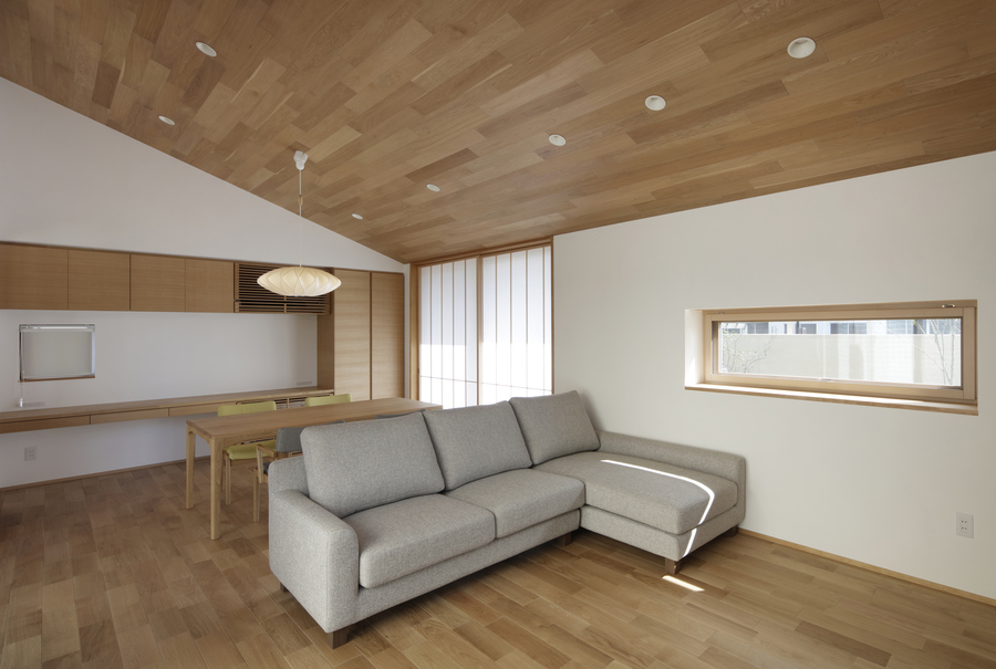 中庭を設けた「コ」の字プランの家