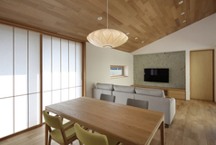 中庭を設けた「コ」の字プランの家