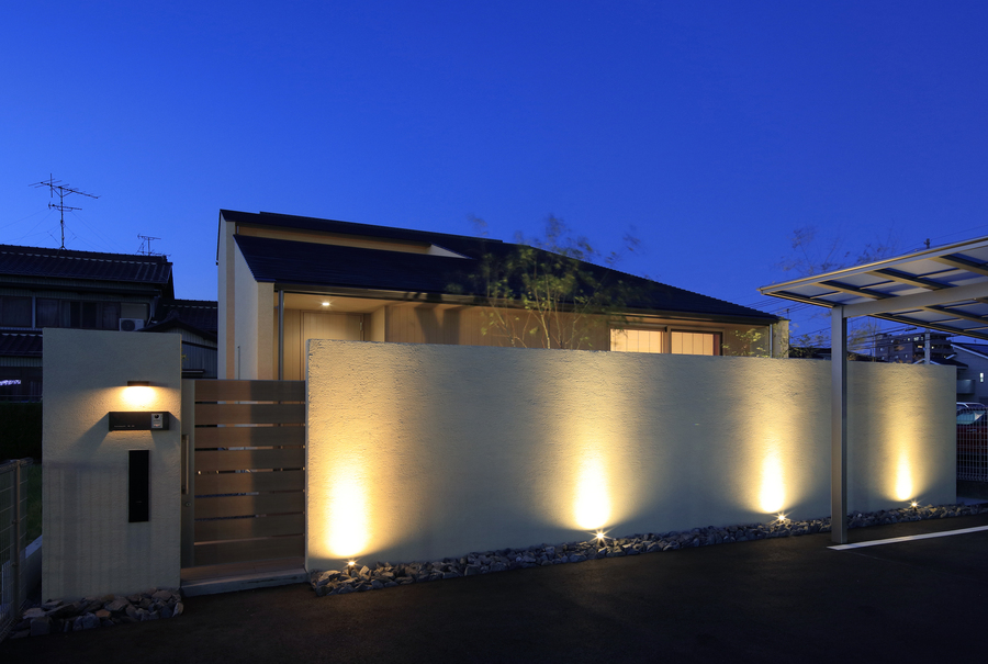 中庭を設けた「コ」の字プランの家