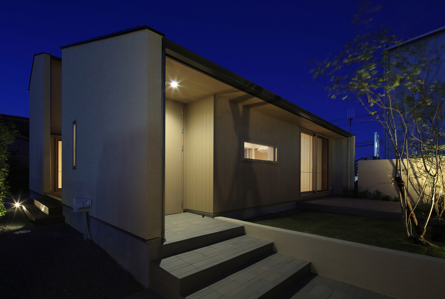 中庭を設けた「コ」の字プランの家