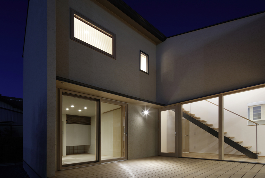 中庭を設けた「コ」の字プランの家